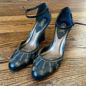 GUC Carlos Santana black wedges, size 8.5
